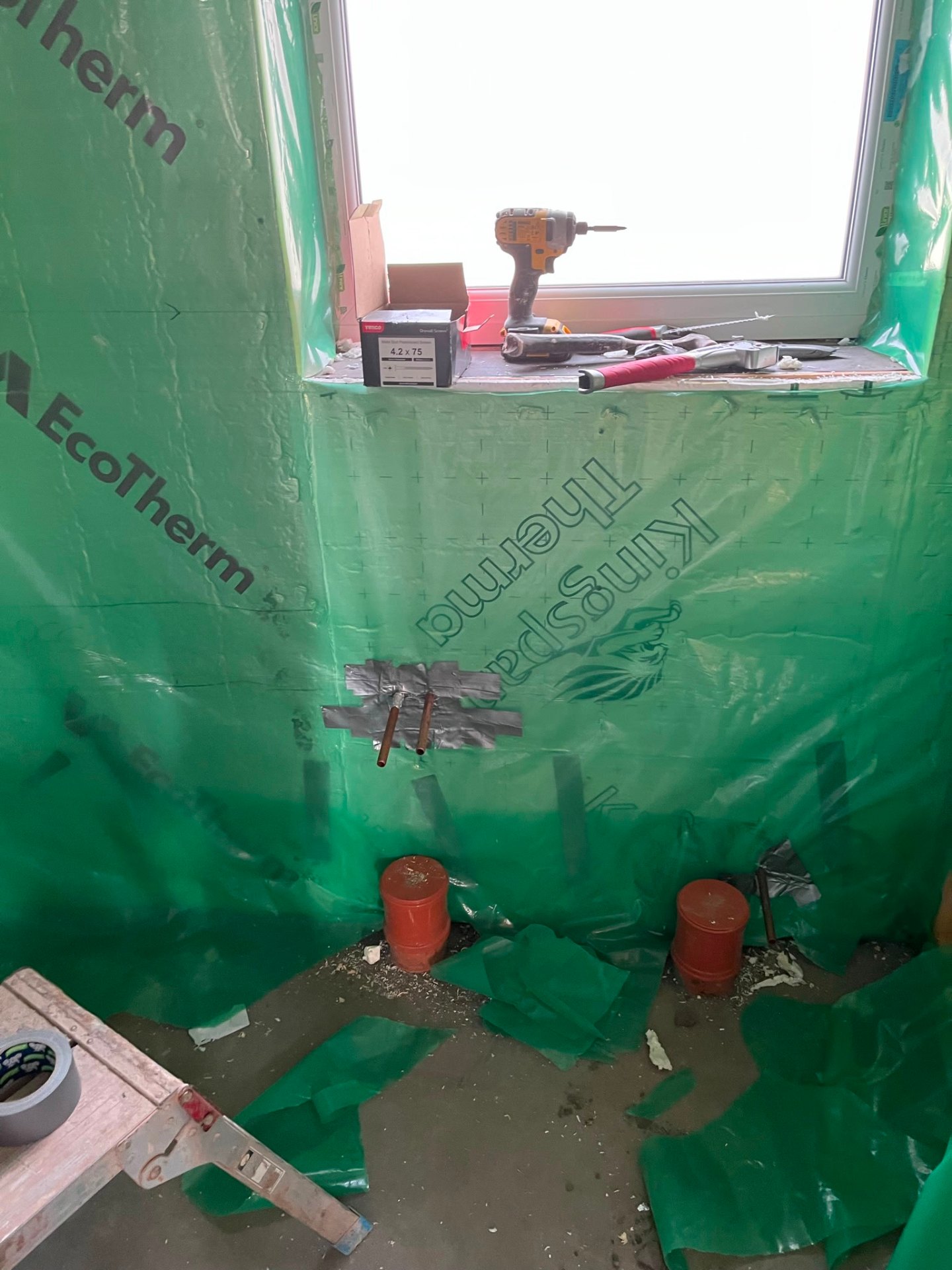 Insulated plasterboard installation